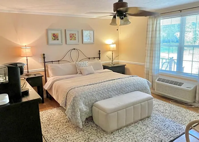 Hotel with pool: Dublin Farm