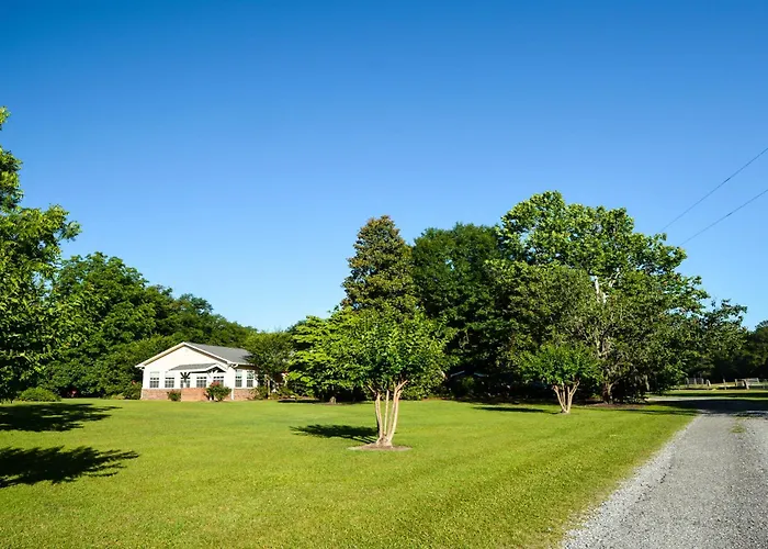 Hotel with pool: Dublin Farm