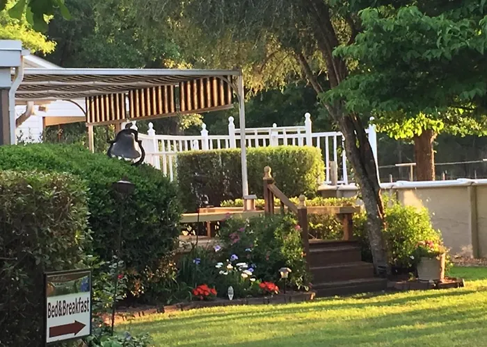 Hotel with pool: Dublin Farm